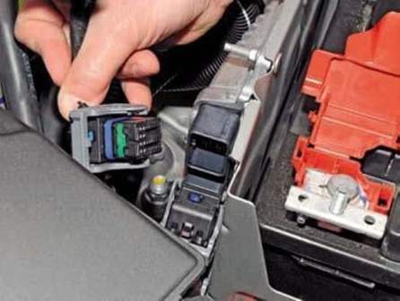 Removing ECU and ECM sensors from Renault Duster