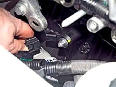 Removing ECU and ECM sensors from Renault Duster