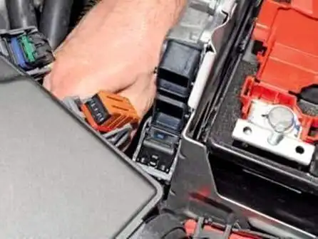 Removing ECU and ECM sensors from Renault Duster