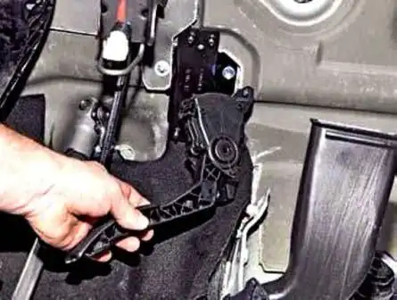 Removing ECU and ECM sensors from Renault Duster