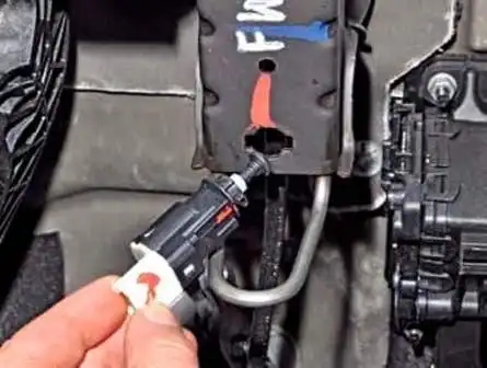 Removing ECU and ECM sensors from Renault Duster