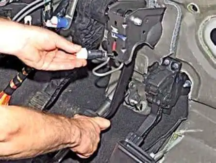 Removing ECU and ECM from Renault Duster