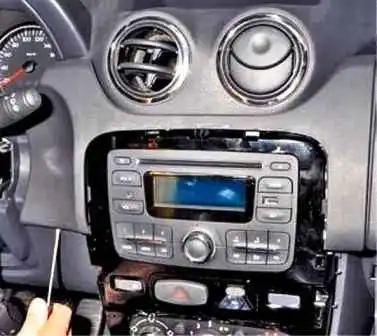 Removing the Renault Duster instrument cluster