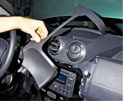 Removing the Renault Duster instrument cluster