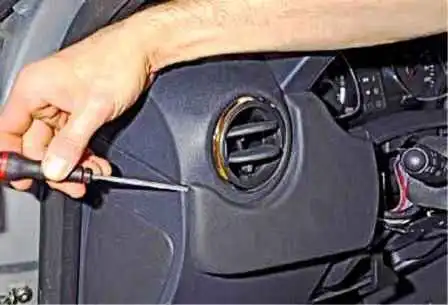 Removing the Renault Duster instrument cluster