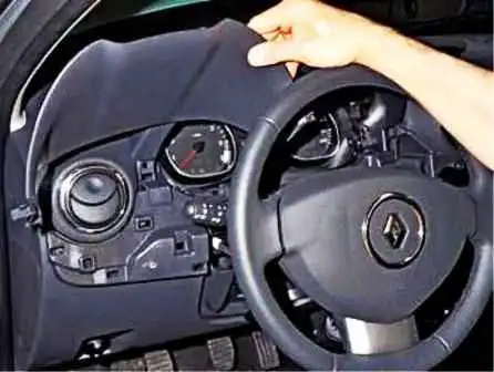 Removing the Renault Duster instrument cluster