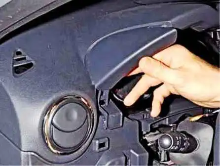 Removing the Renault Duster instrument cluster