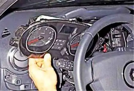 Removing the Renault Duster instrument cluster
