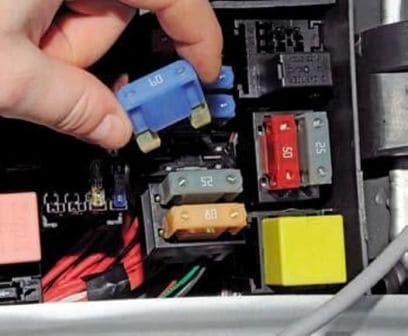 How to change Renault Duster fuses