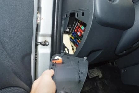 Cómo reemplazar los fusibles de Renault Duster