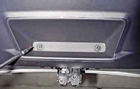 Снятие замка двери багажника Рено Дастер