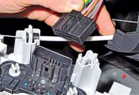 Removing the Renault Duster heater control unit