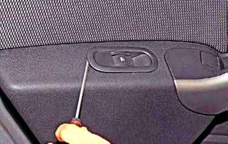 How to remove Renault Duster rear door trim