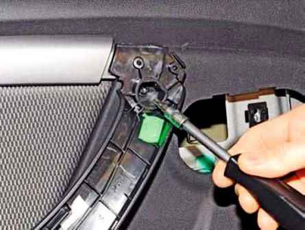 Cómo quitar el revestimiento de la puerta trasera de Renault Duster