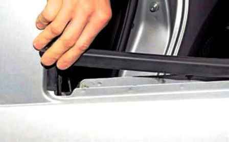 Removing elements of the rear door Renault Duster