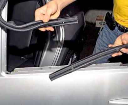 Removing elements of the rear door Renault Duster
