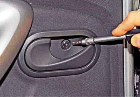 How to remove Renault Duster rear door trim