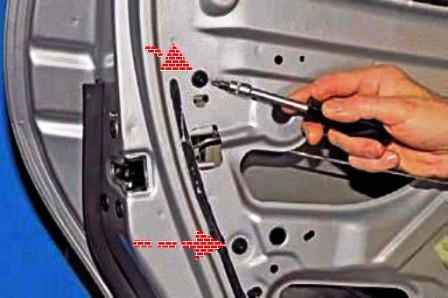 Extracción de elementos de la puerta trasera Renault Duster