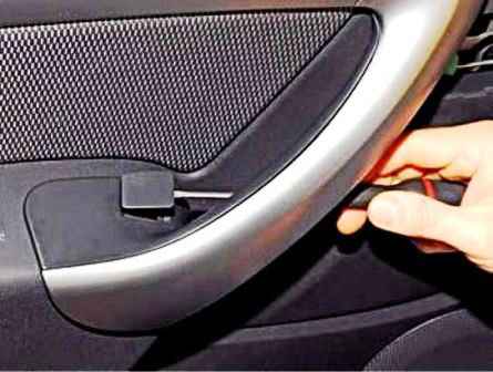 How to remove Renault Duster rear door trim