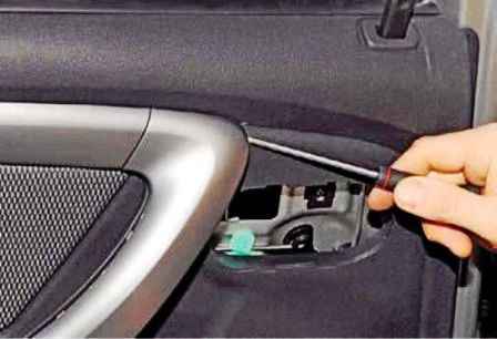 How to remove Renault Duster rear door trim