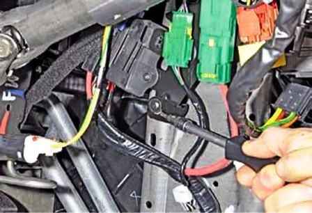 Removing the elements of the Renault Duster heater