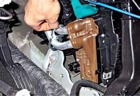 Снятие элементов отопителя автомобиля Renault Duster