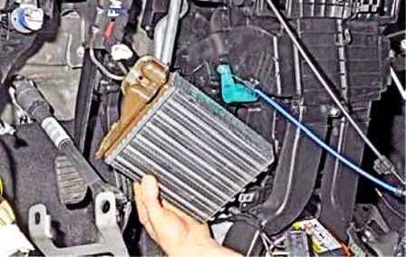 Removing elements of the Renault Duster heater