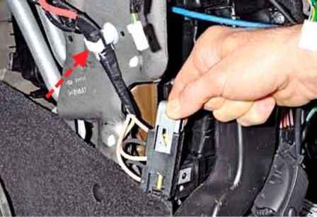 Extracción de elementos del calefactor del coche Renault Duster Plumero
