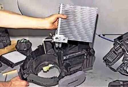 Removing and installing the Renault Duster air conditioner evaporator