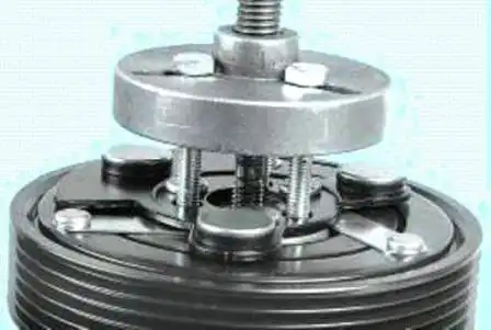 Extracción y reparación de compresor de aire acondicionado Renault Duster