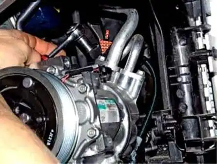 Extracción y reparación de compresor de aire acondicionado Renault Duster