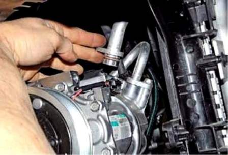 Removal and repair of Renault Duster air conditioning compressor