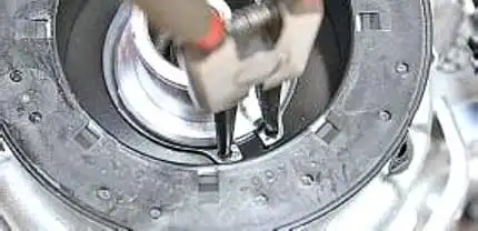 Extracción y reparación de compresor de aire acondicionado Renault Duster