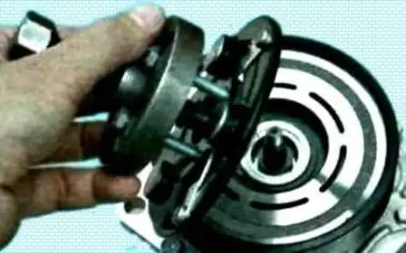 Extracción y reparación de compresor de aire acondicionado Renault Duster