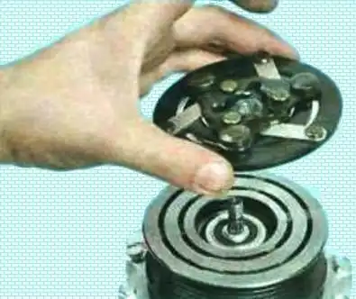 Extracción y reparación de compresor de aire acondicionado Renault Duster