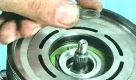 Desmontaje y reparación de compresor de aire acondicionado Renault Duster