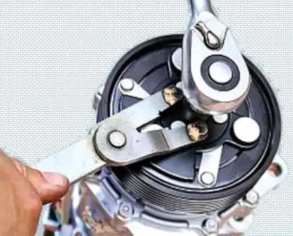 Extracción y reparación de compresor de aire acondicionado Renault Duster