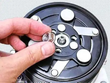 Extracción y reparación de compresor de aire acondicionado Renault Duster