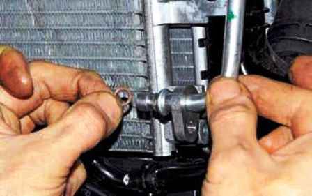 Extracción del condensador del aire acondicionado Renault Duster