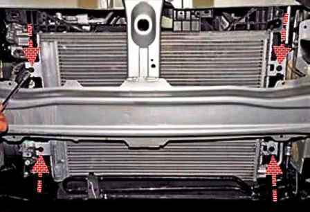 Removing the Renault Duster air conditioner condenser