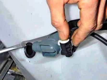 Removing parts of windshield washers Renault Duster