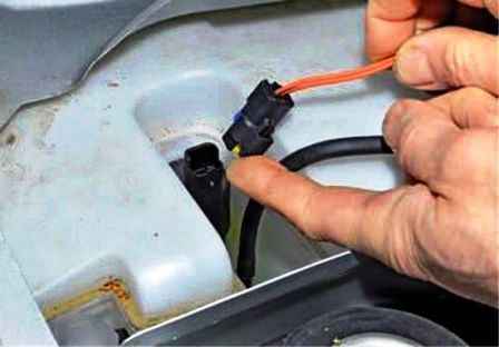 Removal of windscreen washer parts Renault Duster