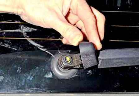 Replacing the rear door wiper Renault Duster