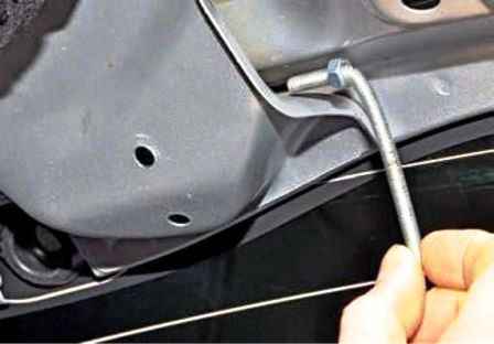 Replacing the rear door wiper Renault Duster