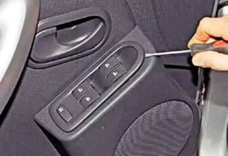 Снятие обивки передней двери Renault Duster