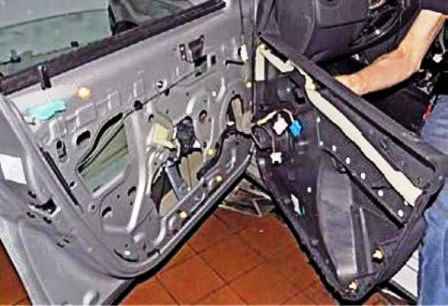 Зняття оббивки передніх дверей Renault Duster