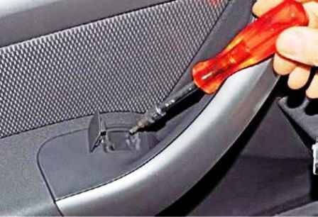Removing the upholstery of the front door Renault Duster