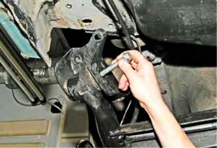 Replacing elements of the rear suspension of a 4x2 Renault Duster car
