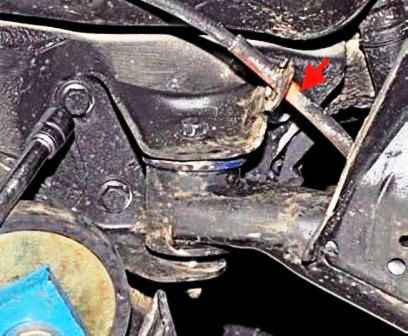 Reemplazo de elementos de la suspensión trasera de un automóvil Renault Duster 4x2