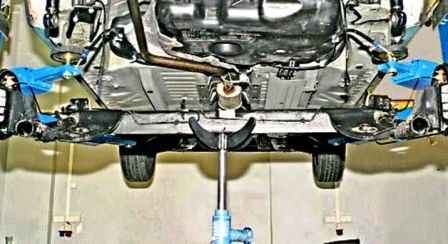 Replacing elements of the rear suspension of a 4x2 Renault Duster car